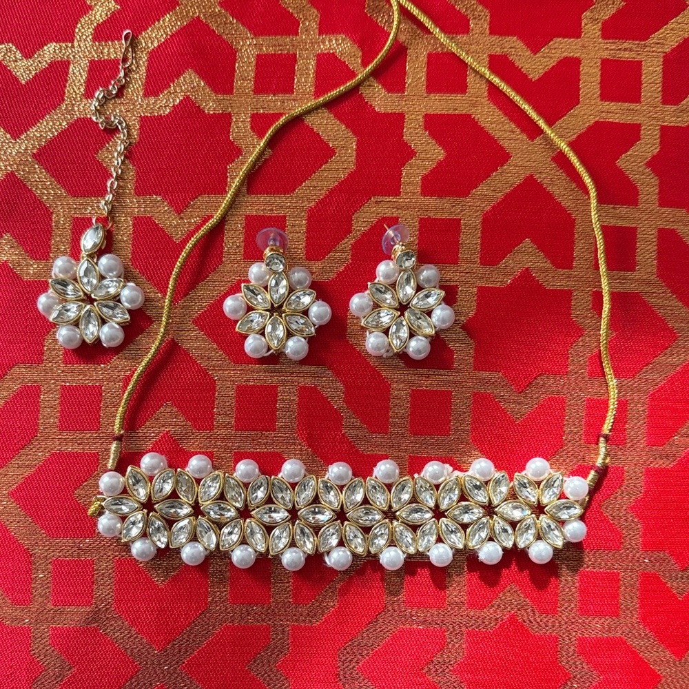 Elegant Gold and White Floral Jewelry Set